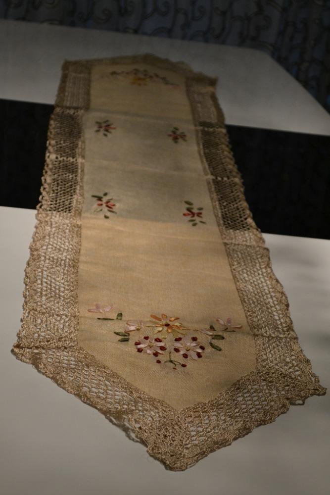 Floral Embroidered Cream Colored Table Runner - Lixra
